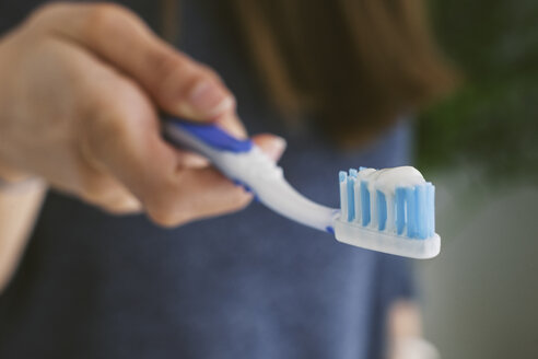 Young woman holding toothbrush - EBSF000604