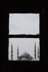 Türkei, Istanbul, Blick aus dem Fenster auf die Blaue Moschee - FLF000935