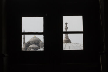 Türkei, Istanbul, Blick aus dem Fenster auf die Blaue Moschee - FLF000936