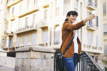 Spanien, Barcelona, lächelnde Geschäftsfrau macht Selfie mit Smartphone - EBSF000599