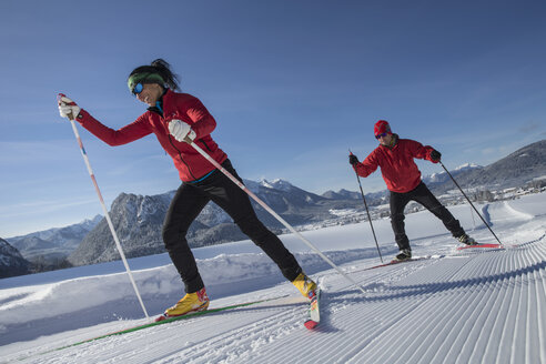 Deutschland, Bayern, Inzell, Skifahrer in schneebedeckter Landschaft - FFF001434