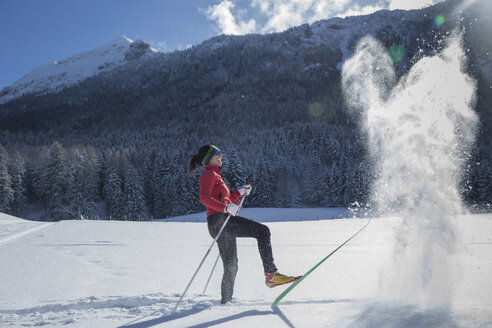 Deutschland, Bayern, Inzell, Skifahrerin hat Spaß in verschneiter Landschaft - FFF001435