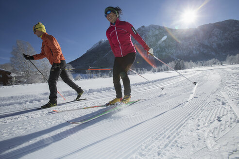 Deutschland, Bayern, Inzell, zwei Skifahrer in verschneiter Landschaft - FFF001449