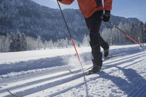 Deutschland, Bayern, Inzell, Skifahrer in schneebedeckter Landschaft, lizenzfreies Stockfoto