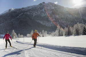 Deutschland, Bayern, Inzell, zwei Skifahrer in verschneiter Landschaft - FFF001448