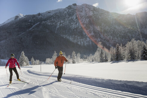 Deutschland, Bayern, Inzell, zwei Skifahrer in verschneiter Landschaft - FFF001448