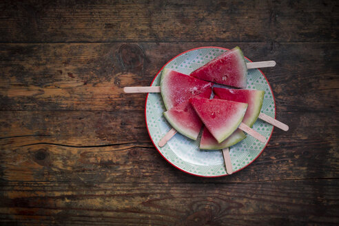 Teller mit Wassermelonen-Eis am Stiel - LVF003344