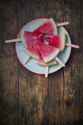 Teller mit Wassermelonen-Eis am Stiel - LVF003345