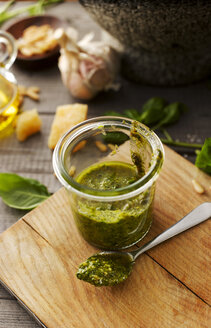 Einmachglas mit selbstgemachtem Basilikum-Pesto - KSWF001473