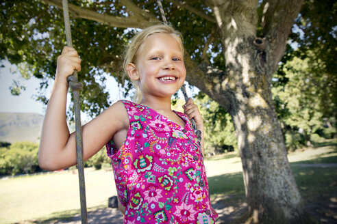 Father playing with daughter at rope swing - TOYF000233