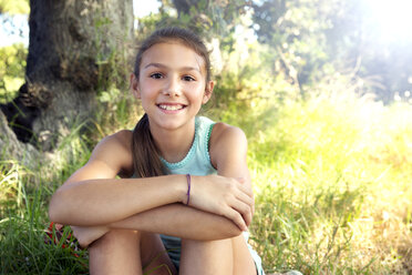 Portrait of smiling girl outdoors - TOYF000250