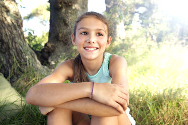 Smiling girl outdoors - TOYF000251