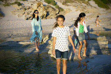 Glückliche Familie am Strand - TOYF000276