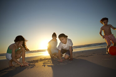 Familie am Strand bei Sonnenuntergang Zeichnung im Sand - TOYF000279