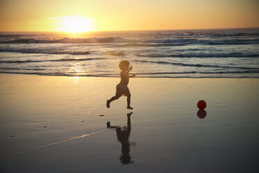 Junge läuft am Strand bei Sonnenuntergang - TOYF000287