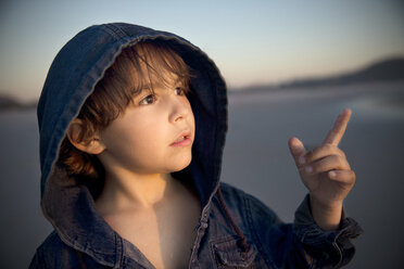 Junge am Strand, der mit dem Finger zeigt - TOYF000291