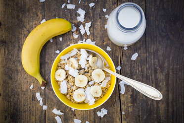 Schüssel mit Granola, Bananenscheiben und Kokosflocken - LVF003309