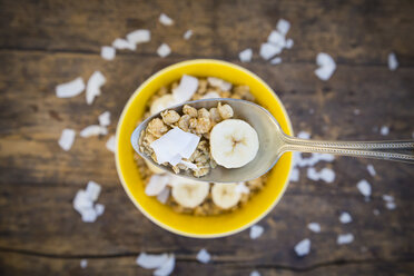 Löffel Granola, Bananenscheibe und Kokosflocken - LVF003310