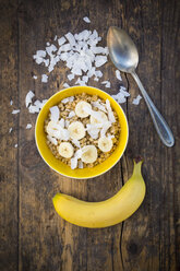 Bowl of granola, banana slices and coconut flakes - LVF003311