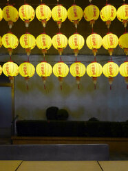 Taiwan, gelbe Lampions vor einem Tempel - JMF000344