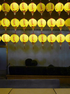 Taiwan, gelbe Lampions vor einem Tempel - JMF000344