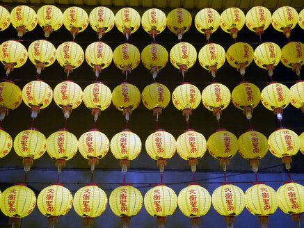 Taiwan, gelbe Lampions vor einem Tempel - JMF000345