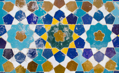 Iran, Shiraz, Mosaikmuster mit Keramikfliesen - FLF000951