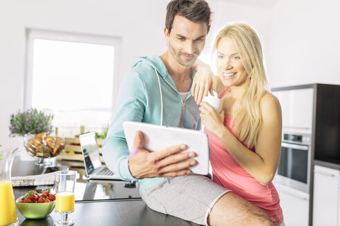 Ehepaar benutzt digitales Tablet in der Küche - MADF000251