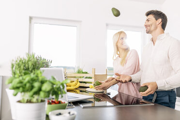 Couple preparing breakfast in the kitchen - MADF000281