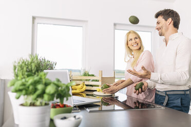 Couple preparing breakfast in the kitchen - MADF000282