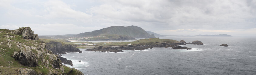 Spain, Galicia, Valdovino, Panoramic view of the coast of Valdovino on a cloudy day - RAEF000176