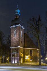 Deutschland, Hamburg, beleuchtete Kirche zur Weihnachtszeit bei Nacht - NKF000239