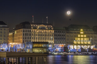 Germany, Hamburg, shopping street Neuer Wall and shopping centre Alsterhaus at Christmas time - NKF000241
