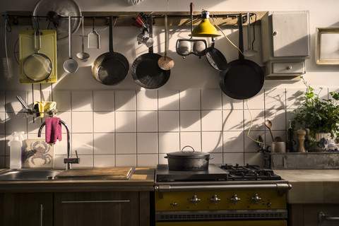 Küchenzeile in einer Wohnküche bei Abendlicht, lizenzfreies Stockfoto