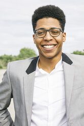 Junger schwarzer Mann mit Brille, Porträt - ABZF000042