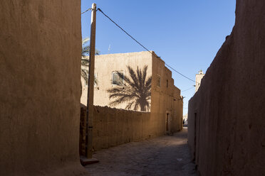 Marokko, Blick auf die Gasse von Ksar El Khorbat - HSKF000020