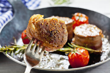 Gebratene Medaillons vom Schweinefilet mit Kirschtomaten und Rosmarin in einer Pfanne - CSF025492