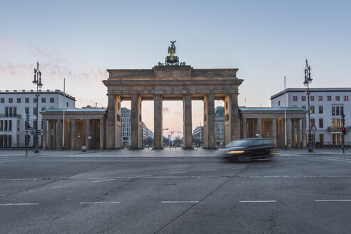 Deutschland, Berlin, Brandenburger Tor in der Morgendämmerung - ASCF000129