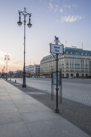 Deutschland, Berlin, Pariser Platz in der Morgendämmerung, lizenzfreies Stockfoto