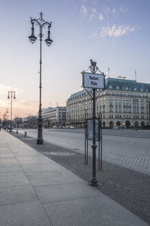 Deutschland, Berlin, Pariser Platz in der Morgendämmerung - ASCF000130