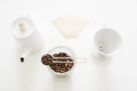 Stilleben mit Utensilien für die Zubereitung von Filterkaffee, lizenzfreies Stockfoto