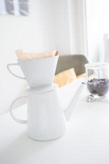 Weißer Kaffeefilter auf Kaffeekanne auf einem Tisch - FLF001011