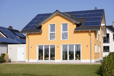 Deutschland, Grevenbroich, Neubau eines Einfamilienhauses mit Sonnenkollektoren auf dem Dach - GUFF000101