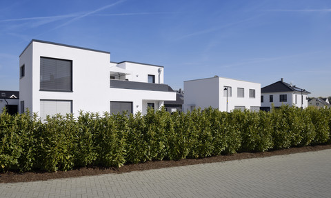 Deutschland, Langenfeld, Freistehende Einfamilienhäuser im Neubaugebiet, lizenzfreies Stockfoto