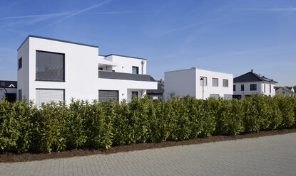 Deutschland, Langenfeld, Freistehende Einfamilienhäuser im Neubaugebiet - GUFF000104