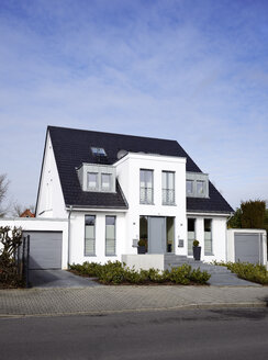 Germany, Duesseldorf, semidetached house - GUFF000106