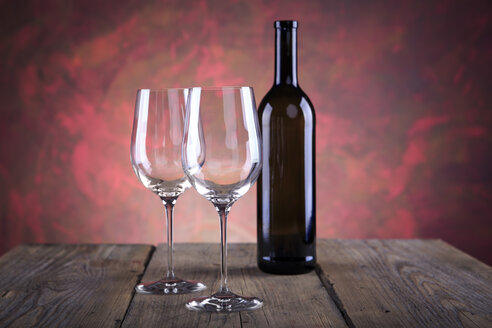 Stilleben mit Weinflasche und Weingläsern - VTF000423