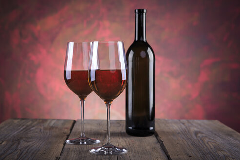 Stilleben mit Weinflasche und Weingläsern - VTF000424