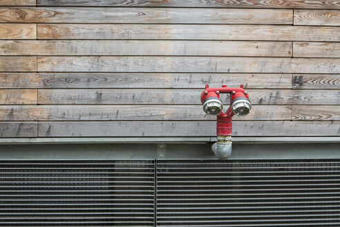 Deutschland, Hydrant an der Fassade - ASCF000137