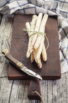 Bündel weißer Spargel auf Holzschneidebrett - SBDF001845